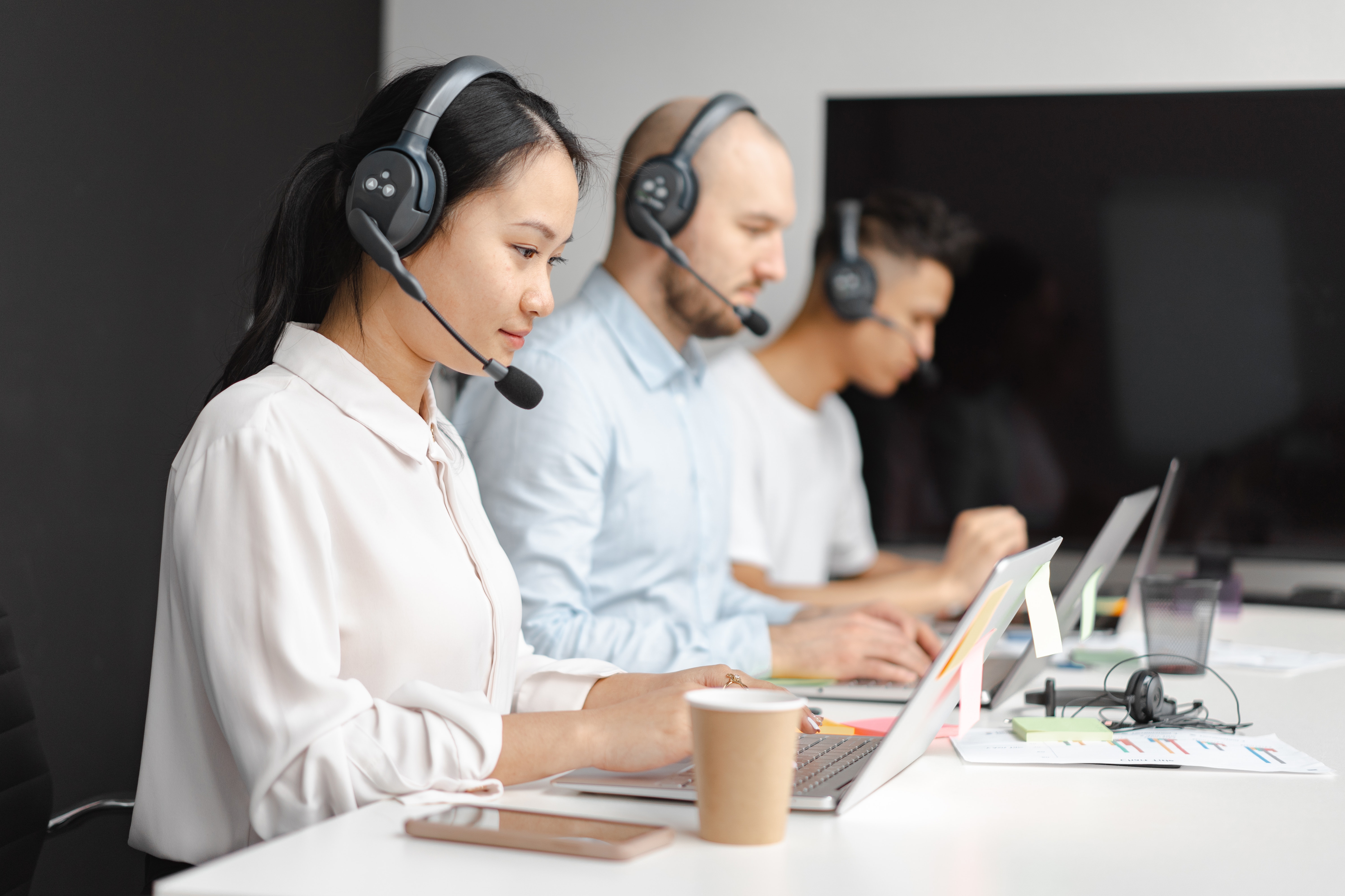 Virtual Receptionist vs. Administrative Assistant: What’s the Difference?